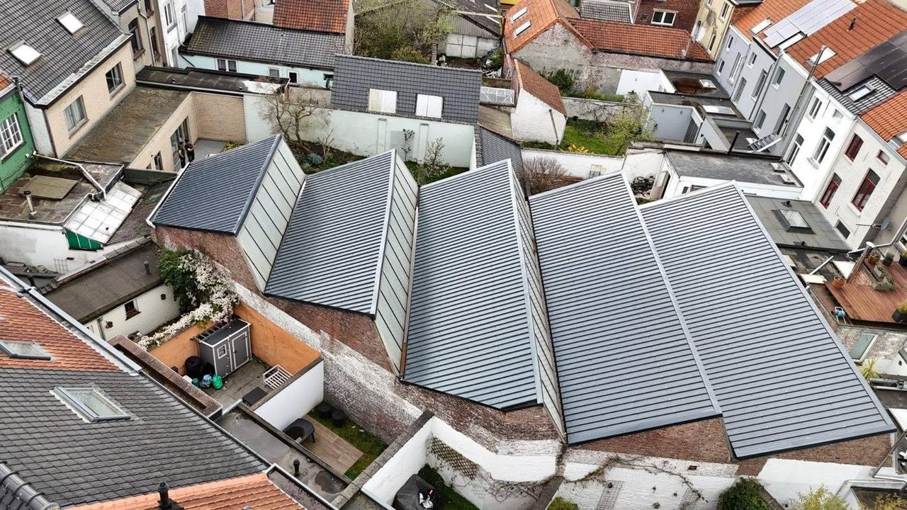 Luchtfoto van de vijf daken met nieuwe sandwichpanelen