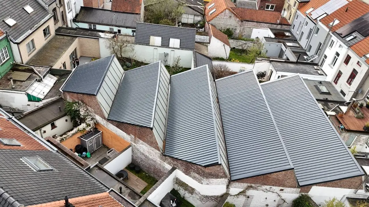 Luchtfoto van de vijf daken met nieuwe sandwichpanelen