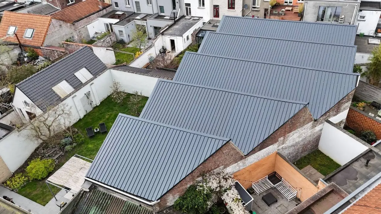 De nieuwe daken tussen de tuinen van de rijwoningen