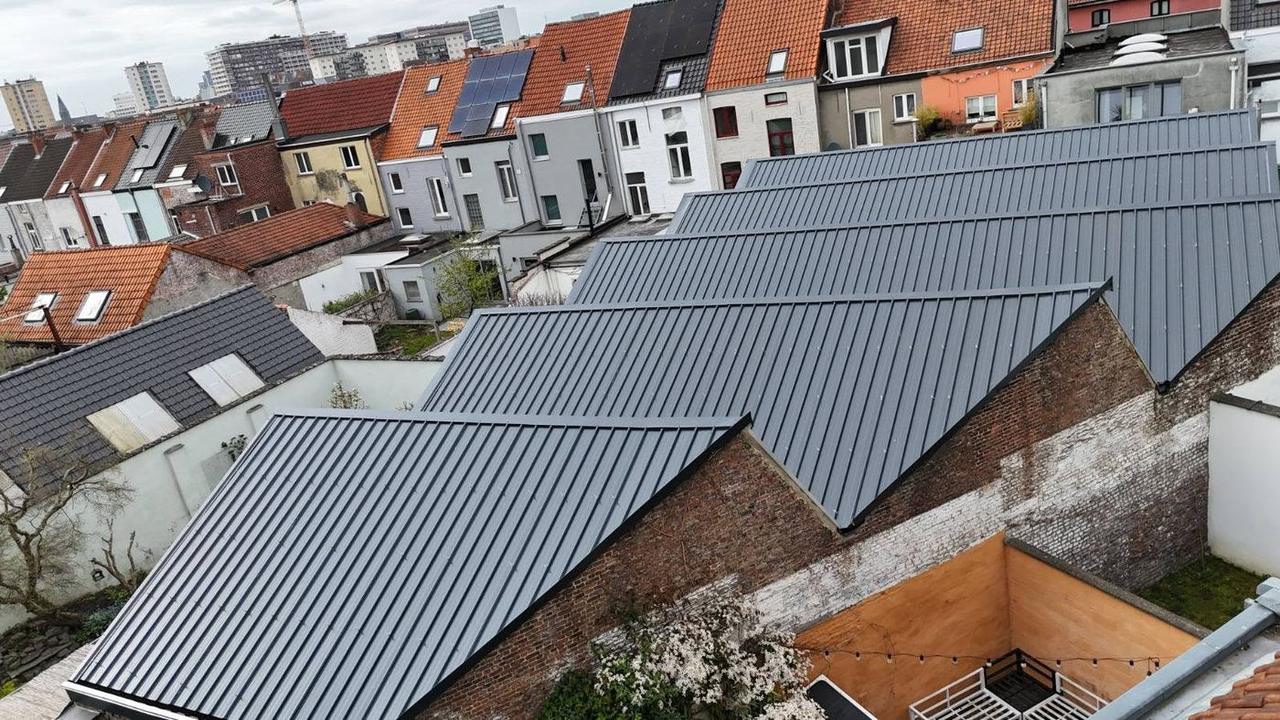 Sandwichpanelen in antraciet op de achterbouwen