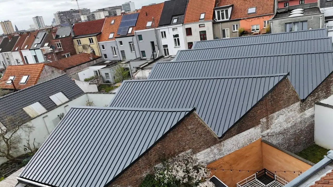 Sandwichpanelen in antraciet op de achterbouwen