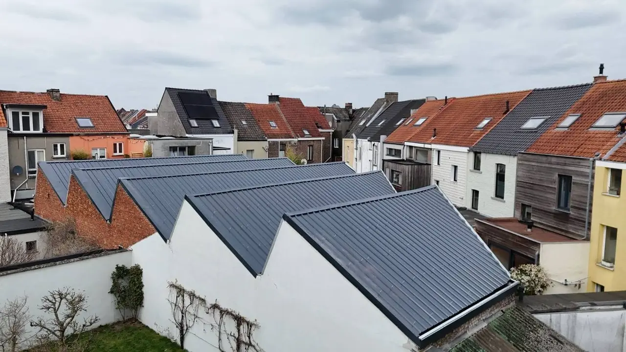 De daken met lichtdoorlatende zijkanten