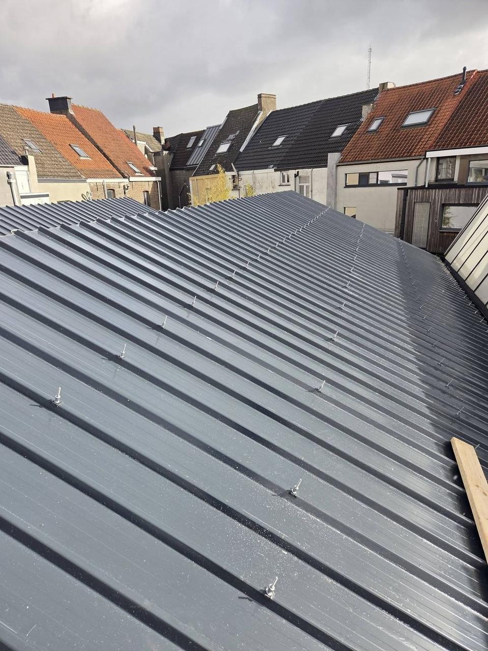 Sandwichpanelen met afgewerkte nok