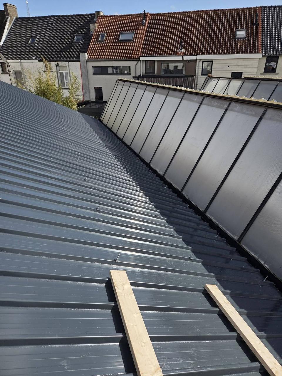 Detail van de panelen en de lichtstroken aan de zijkant