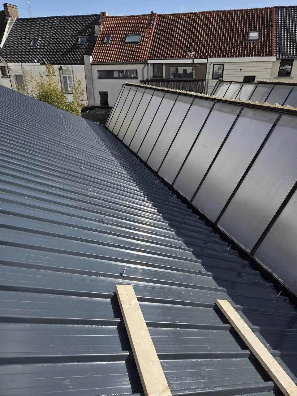 Detail van de panelen en de lichtstroken aan de zijkant