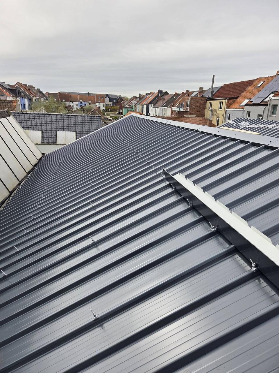 Geplaatste dakpanelen met nokprofiel