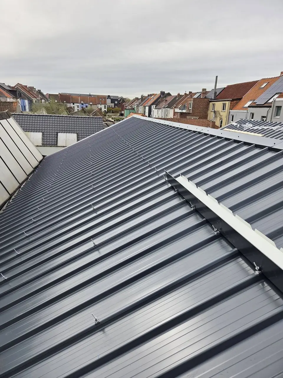 Geplaatste dakpanelen met nokprofiel