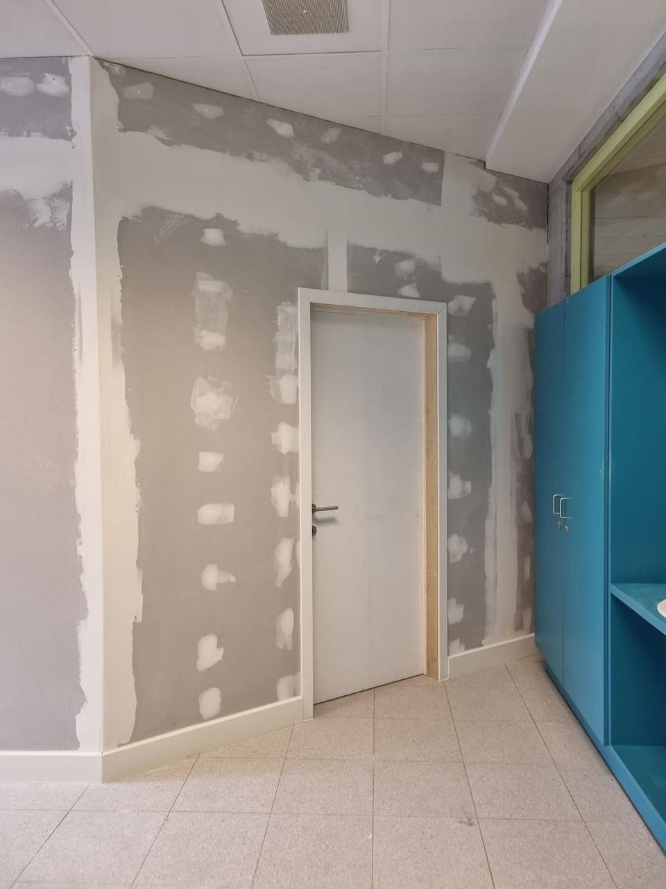 Nieuwe wand met deur, klaar voor de schilder