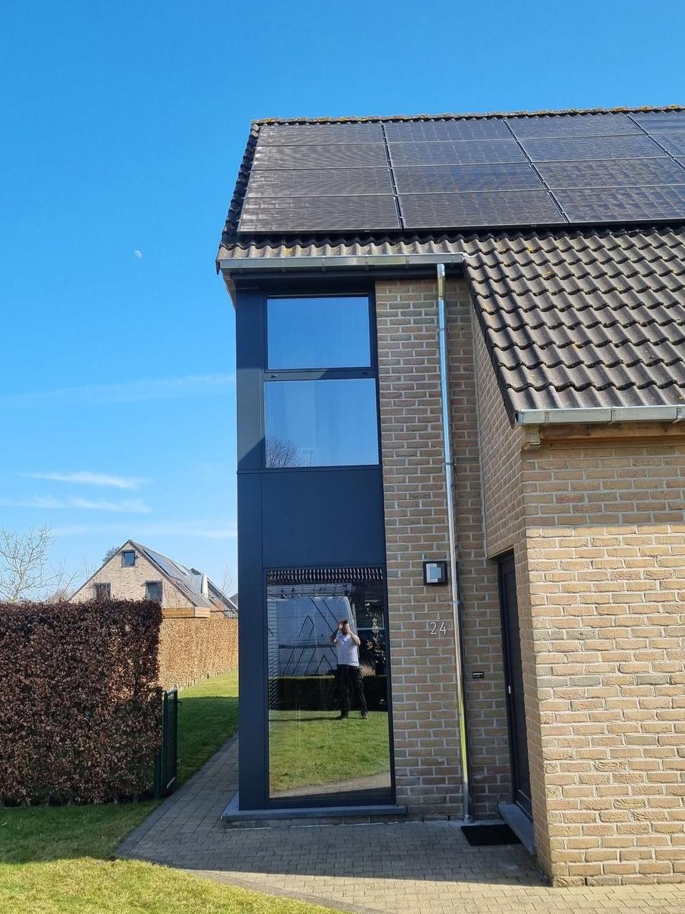 Woning met vernieuwde dakrand, goten en afvoeren