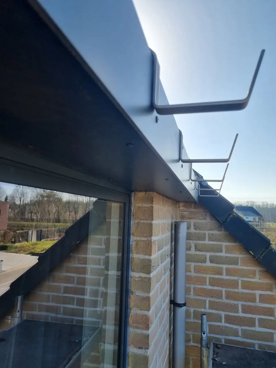 Sponning bekleed met Trespa en nieuwe gootbeugels