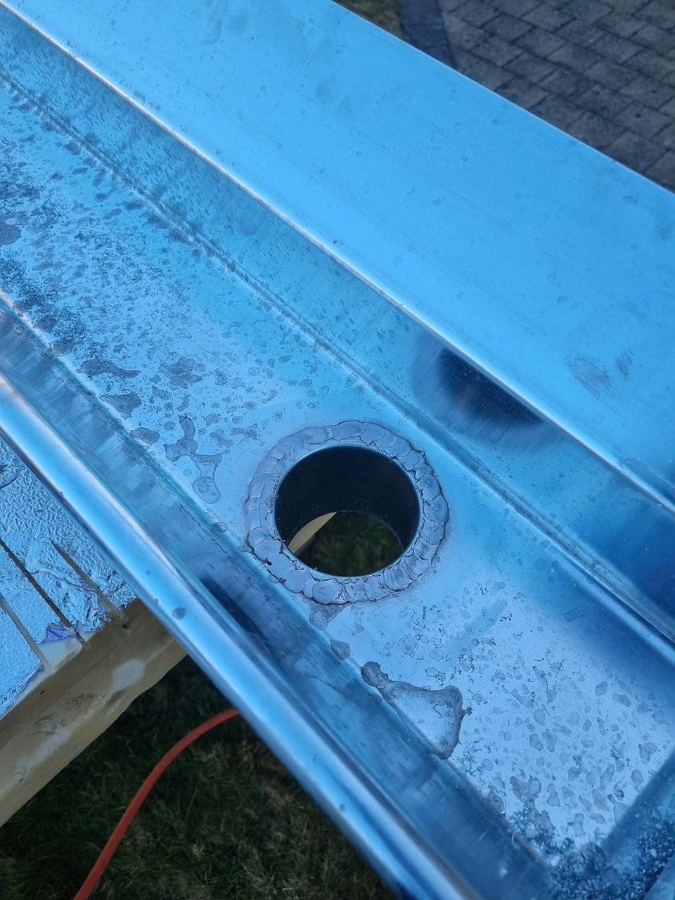 Zinken hanggoot met uitloop voor de afvoer