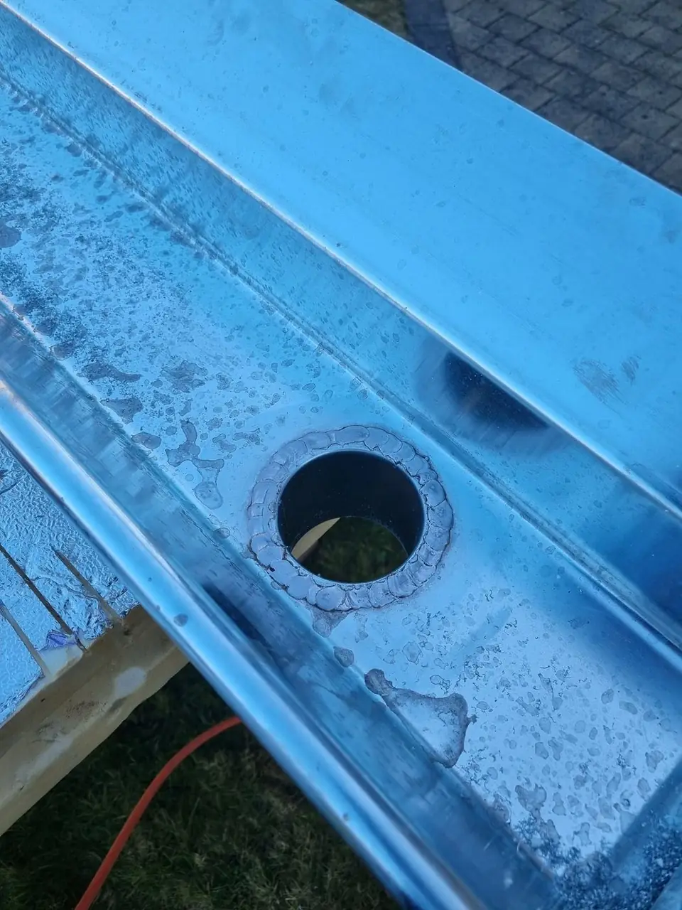 Zinken hanggoot met uitloop voor de afvoer