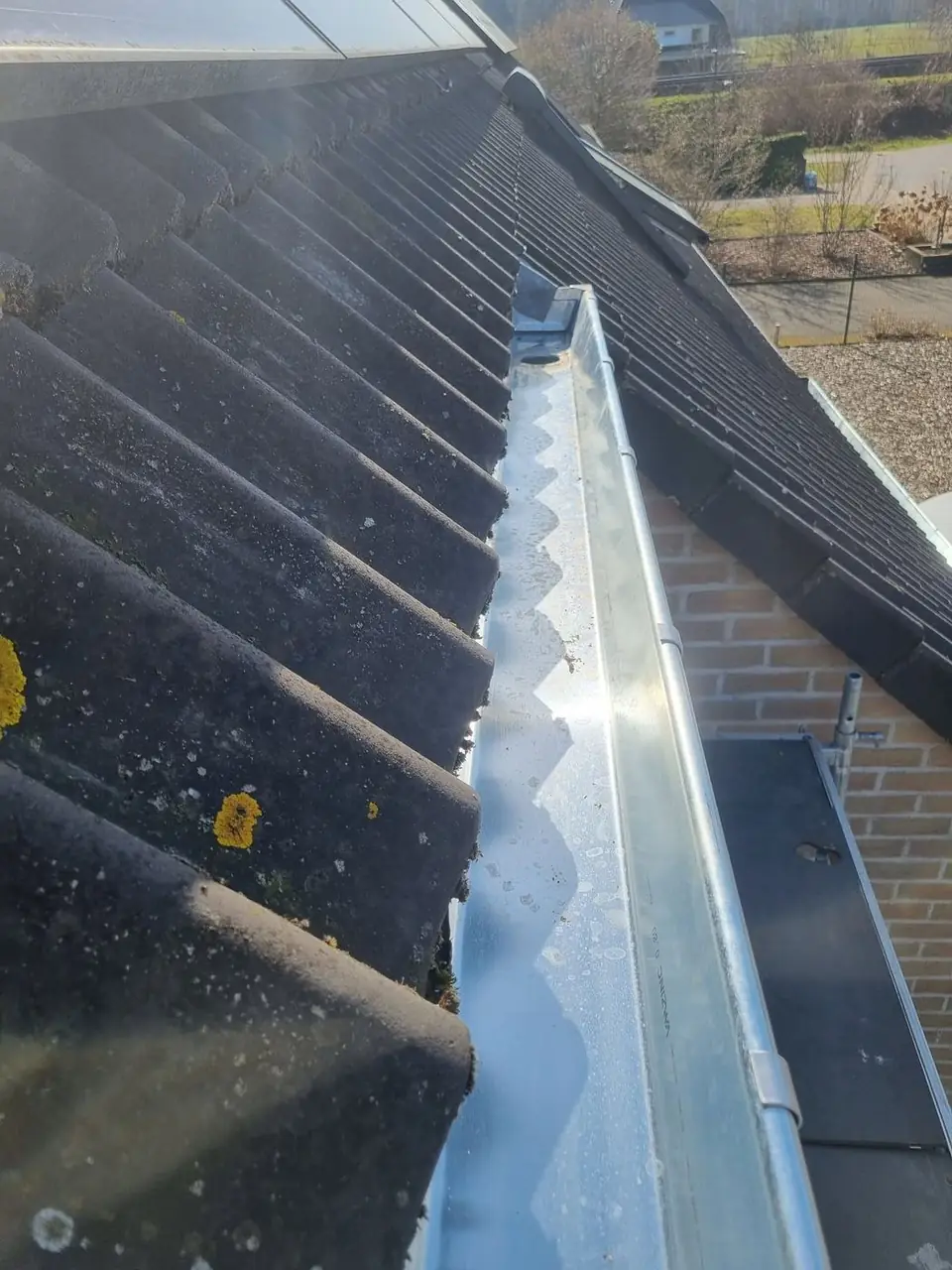 Afgewerkte zinken hanggoot langs het dak