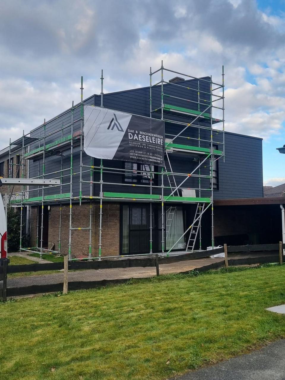 Werf met stelling en de banner van Dakwerken Daeseleire