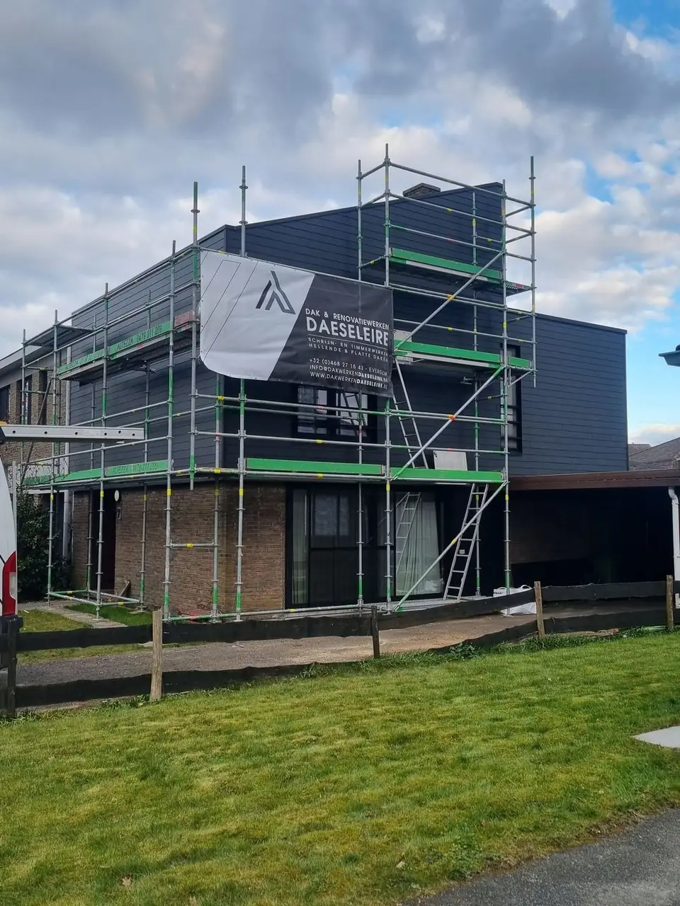 Werf met stelling en de banner van Dakwerken Daeseleire