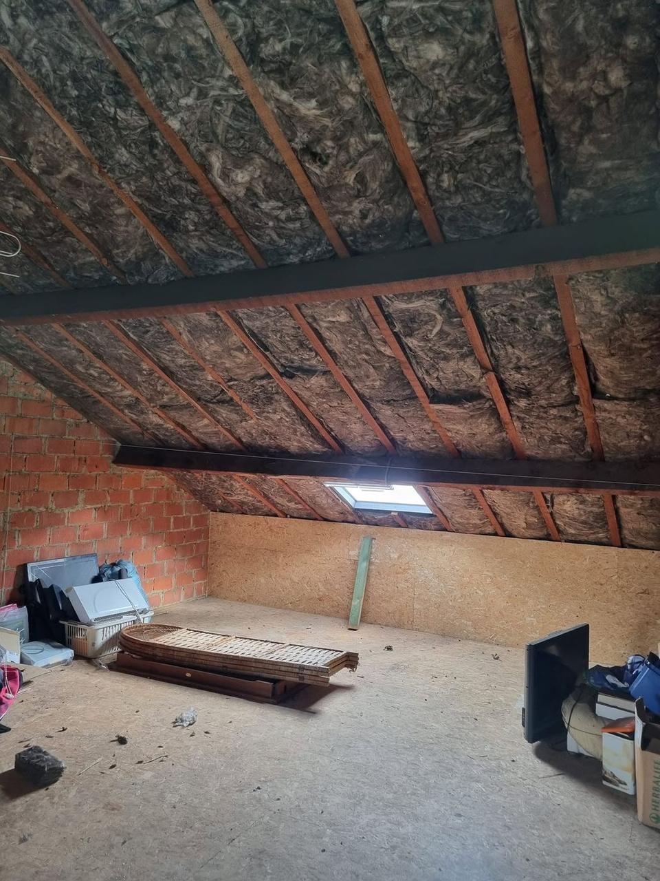 De zolder voor de werken, met oude isolatie