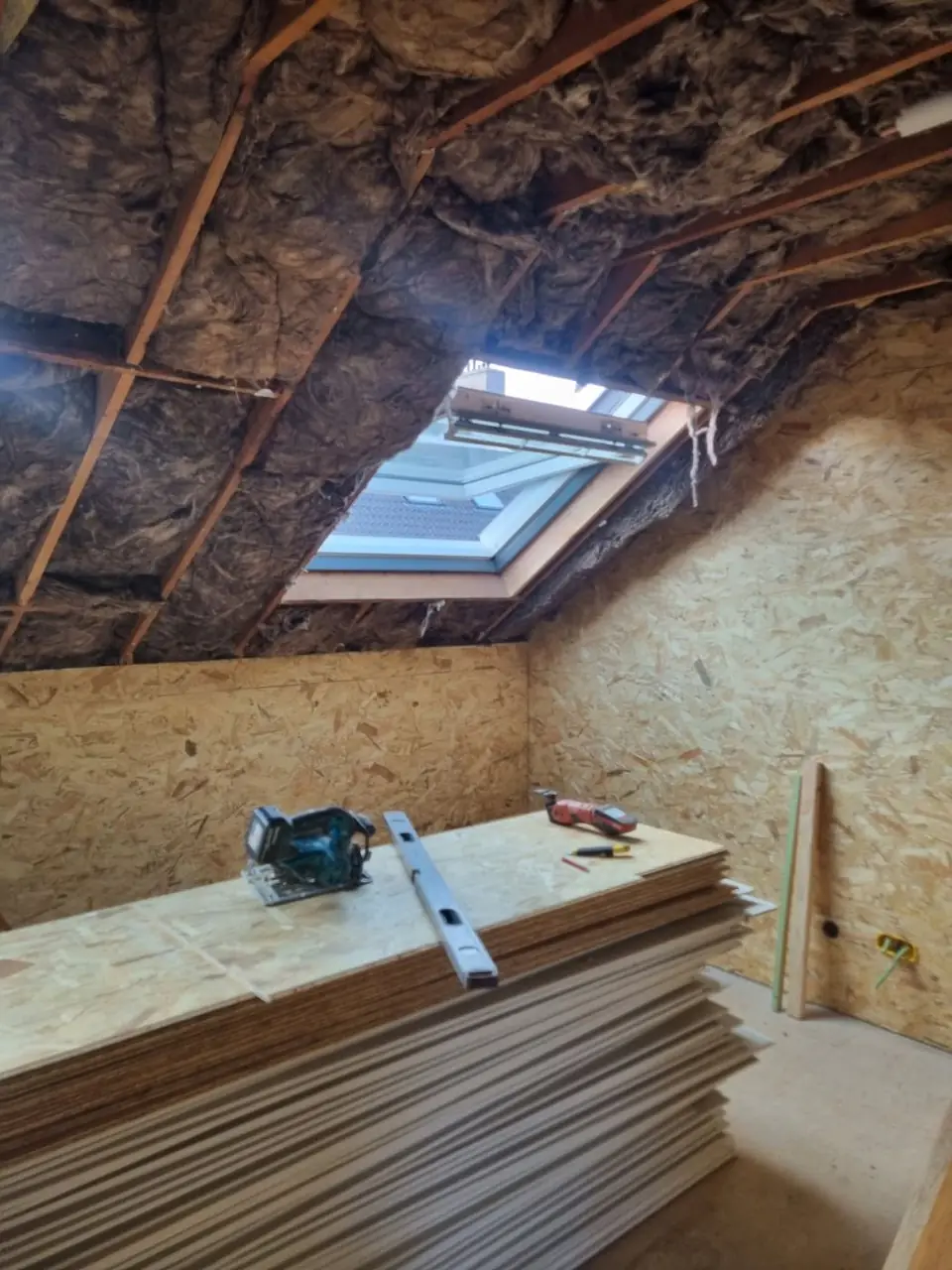 De zolder voor de werken, met oude isolatie