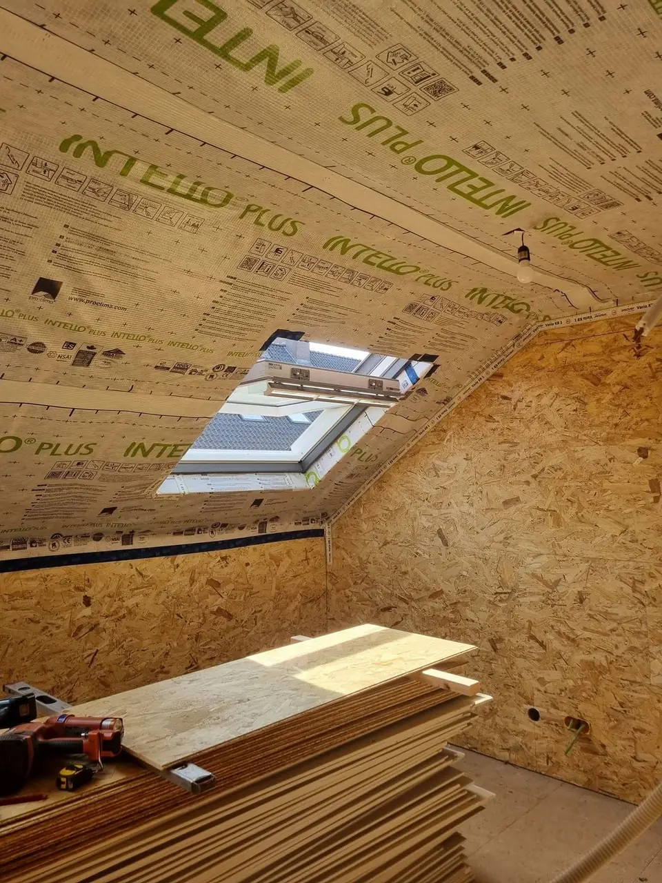 Dampscherm en OSB-wanden rond het dakvenster