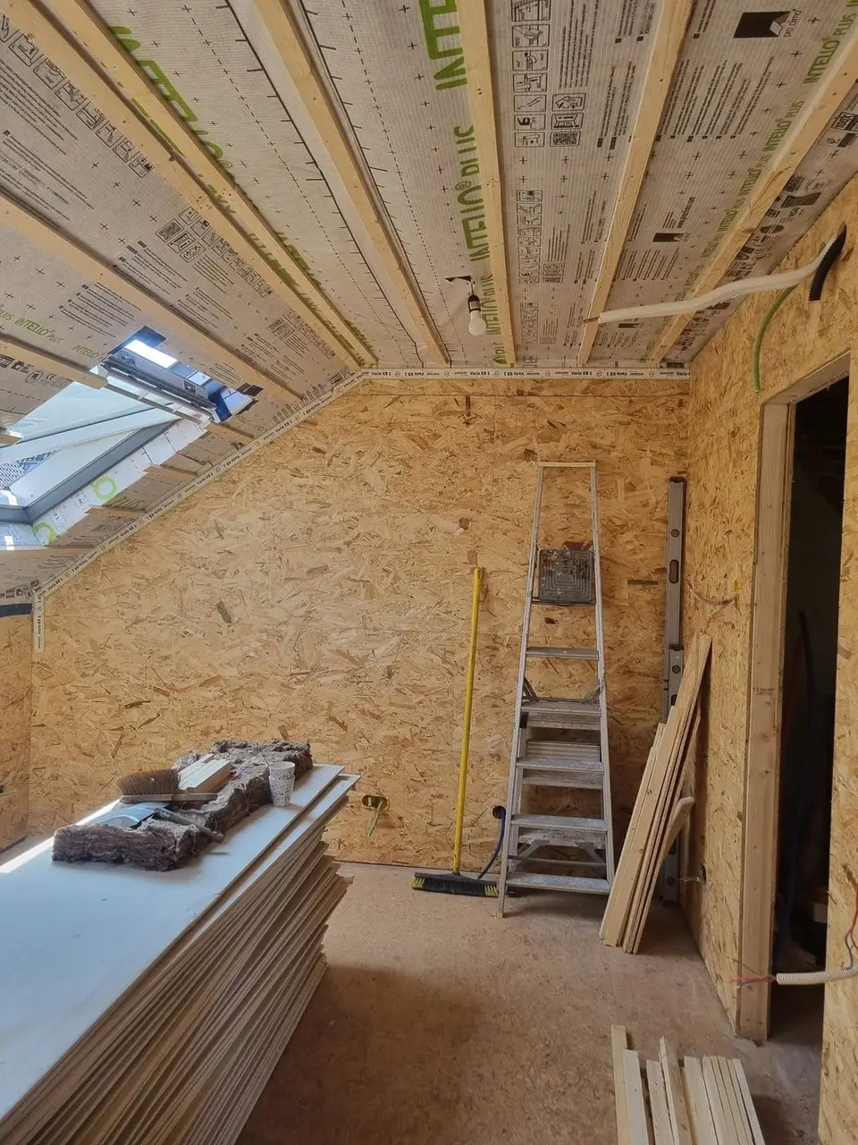 Wanden in OSB, de zolder wordt ingedeeld
