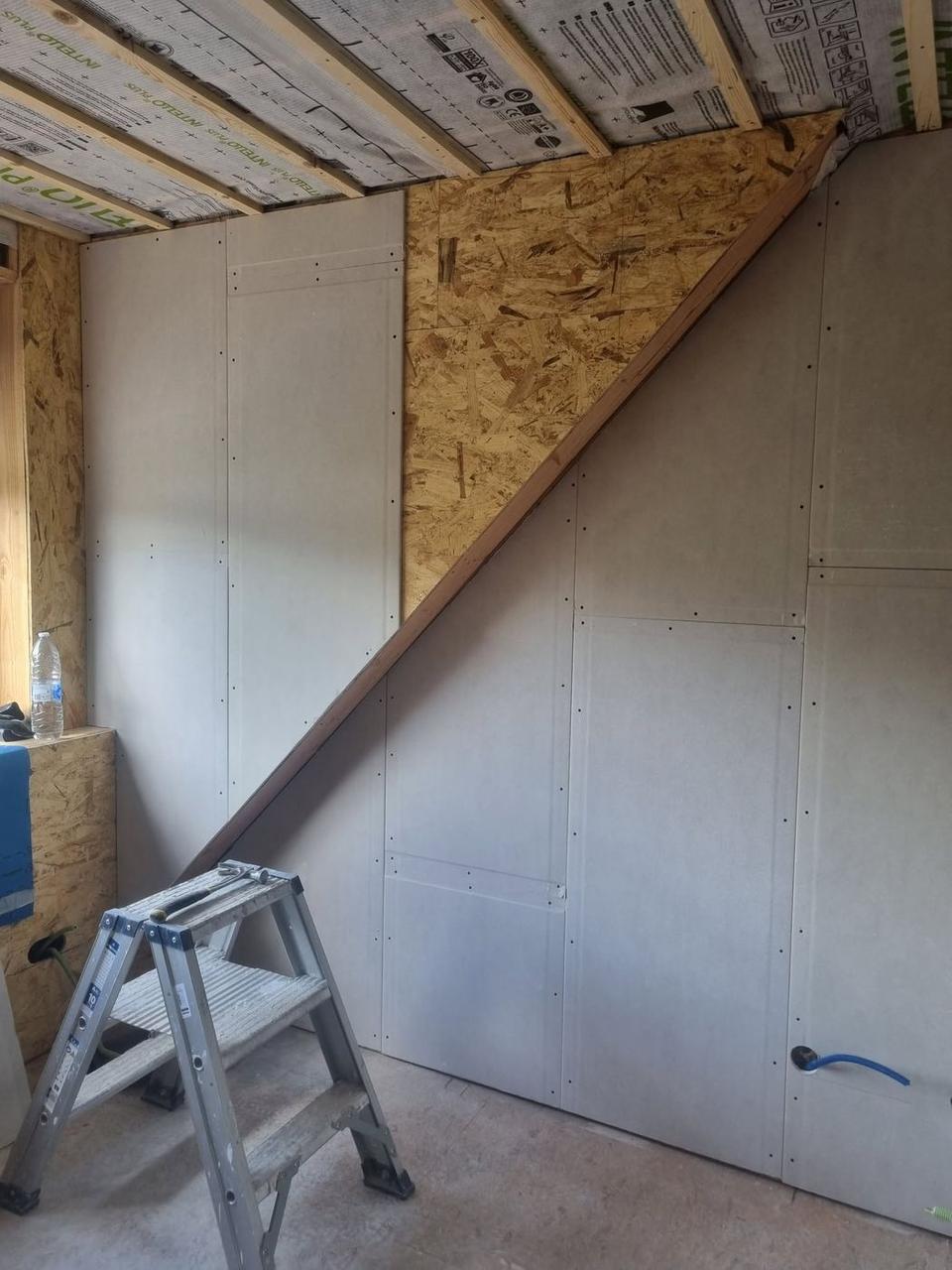 Gipsplaten tegen de schuine wand