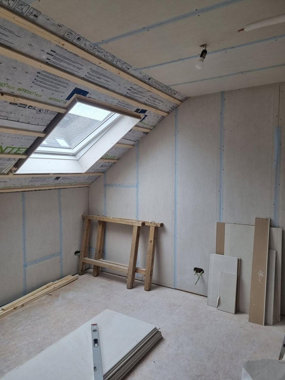 Kamer met gipsplaten, klaar voor de afwerking